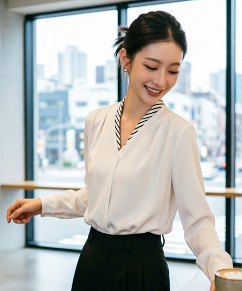 AsheKsha(アシクシャ)の「クラシックなストライプ切り替えVネックフェイクレイヤードシャツ(シャツ/ブラウス・レディース・ホワイト/ベージュ/ブラック・M)」の6枚目の写真