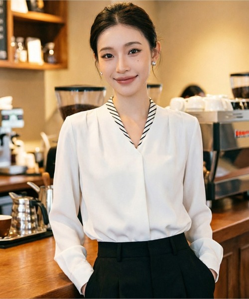AsheKsha(アシクシャ)の「クラシックなストライプ切り替えVネックフェイクレイヤードシャツ(シャツ/ブラウス・レディース・ホワイト/ベージュ/ブラック・M)」の7枚目の写真