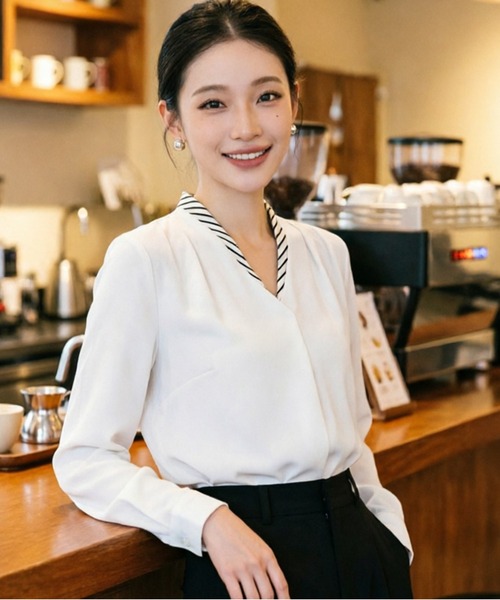 AsheKsha(アシクシャ)の「クラシックなストライプ切り替えVネックフェイクレイヤードシャツ(シャツ/ブラウス・レディース・ホワイト/ベージュ/ブラック・M)」の9枚目の写真