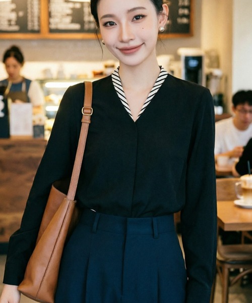AsheKsha(アシクシャ)の「クラシックなストライプ切り替えVネックフェイクレイヤードシャツ(シャツ/ブラウス・レディース・ホワイト/ベージュ/ブラック・M)」の13枚目の写真