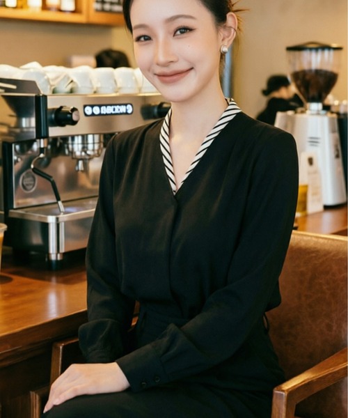 AsheKsha(アシクシャ)の「クラシックなストライプ切り替えVネックフェイクレイヤードシャツ(シャツ/ブラウス・レディース・ホワイト/ベージュ/ブラック・M)」の14枚目の写真