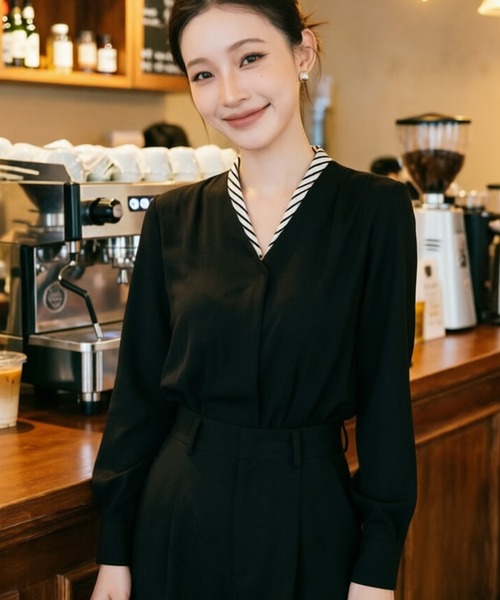 AsheKsha(アシクシャ)の「クラシックなストライプ切り替えVネックフェイクレイヤードシャツ(シャツ/ブラウス・レディース・ホワイト/ベージュ/ブラック・M)」の15枚目の写真