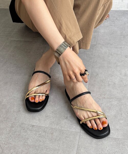 un dix cors(アンディコール)の「ラインフラットサンダル(サンダル・レディース・ゴールド/ブラック・LARGE/MEDIUM)」の1枚目の写真