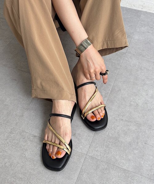 un dix cors(アンディコール)の「ラインフラットサンダル(サンダル・レディース・ゴールド/ブラック・LARGE/MEDIUM)」の4枚目の写真