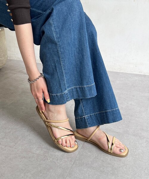 un dix cors(アンディコール)の「ラインフラットサンダル(サンダル・レディース・ゴールド/ブラック・LARGE/MEDIUM)」の9枚目の写真