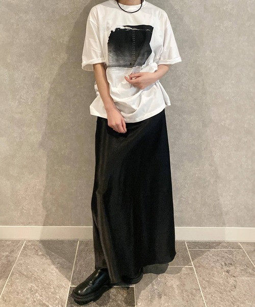 ISOOK(アイスー)の「モノクロフォトプリントT(kiharu) / グラフィック 半袖 オーバーサイズ ビックシルエット メンズライク モード モノトーン(Tシャツ/カットソー・レディース・ホワイト/ブラック・FREE)」の2枚目の写真