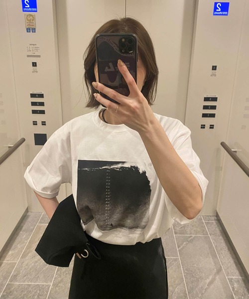 ISOOK(アイスー)の「モノクロフォトプリントT(kiharu) / グラフィック 半袖 オーバーサイズ ビックシルエット メンズライク モード モノトーン(Tシャツ/カットソー・レディース・ホワイト/ブラック・FREE)」の16枚目の写真