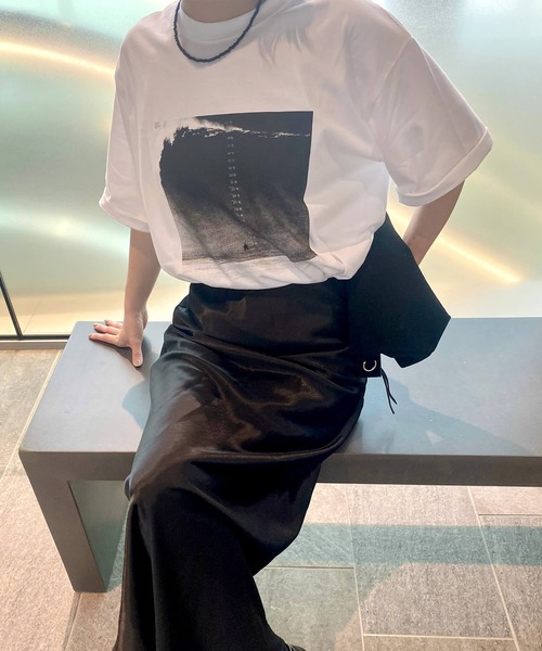 ISOOK(アイスー)の「モノクロフォトプリントT(kiharu) / グラフィック 半袖 オーバーサイズ ビックシルエット メンズライク モード モノトーン(Tシャツ/カットソー・レディース・ホワイト/ブラック・FREE)」の3枚目の写真