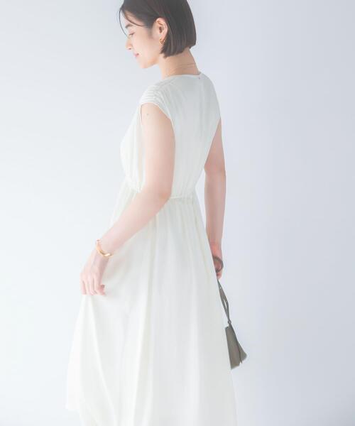 URBAN RESEARCH ROSSO WOMEN（アーバンリサーチ　ロッソ）の「楊柳サテンウエストマークワンピース（ワンピース・レディース・オフホワイト/ネイビー/ブラウン・FREE）」の16枚目の写真