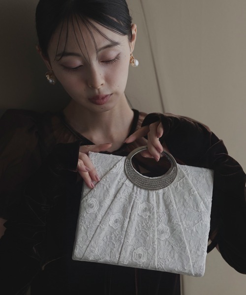 RUIRUE BOUTIQUE(ルイルエブティック)の「ビジュー ハンドル スパンコール 刺繍 レース ハンドバッグ | レディースバッグ・結婚式バッグ・パーティー用バッグ・フォーマルバッグ・パーティーバッグ・鞄・ハンドバック(ハンドバッグ・レディース・ブラック/アイボリー・FREE)」の4枚目の写真