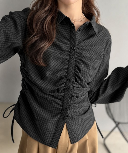 mily bilet(ミウィビレット)の「【mily bilet】多ボタンとシャーリングで魅せる。多ボタンシャーリングシャツ(シャツ/ブラウス・レディース・ブラック/ブラウン系1/ブラウン系2・X-LARGE/LARGE/MEDIUM/SMALL)」の2枚目の写真