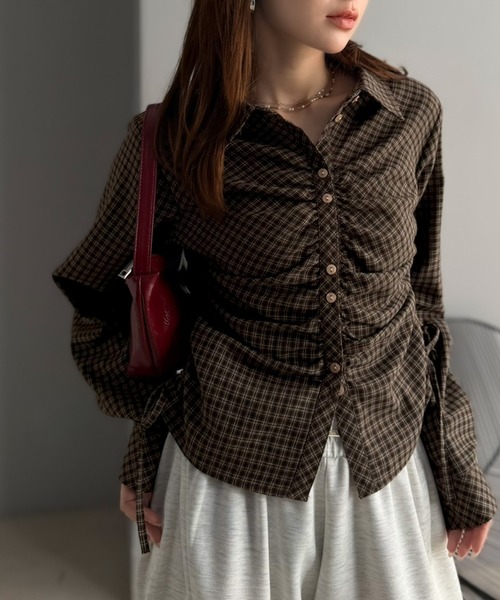 mily bilet(ミウィビレット)の「【mily bilet】多ボタンとシャーリングで魅せる。多ボタンシャーリングシャツ(シャツ/ブラウス・レディース・ブラック/ブラウン系1/ブラウン系2・X-LARGE/LARGE/MEDIUM/SMALL)」の18枚目の写真