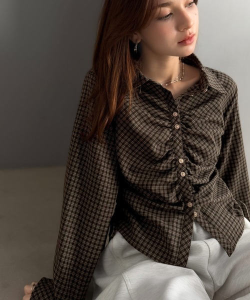 mily bilet(ミウィビレット)の「【mily bilet】多ボタンとシャーリングで魅せる。多ボタンシャーリングシャツ(シャツ/ブラウス・レディース・ブラック/ブラウン系1/ブラウン系2・X-LARGE/LARGE/MEDIUM/SMALL)」の21枚目の写真