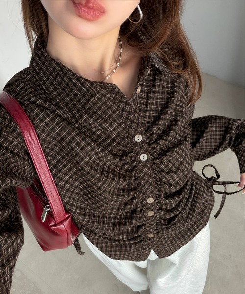mily bilet(ミウィビレット)の「【mily bilet】多ボタンとシャーリングで魅せる。多ボタンシャーリングシャツ(シャツ/ブラウス・レディース・ブラック/ブラウン系1/ブラウン系2・X-LARGE/LARGE/MEDIUM/SMALL)」の19枚目の写真