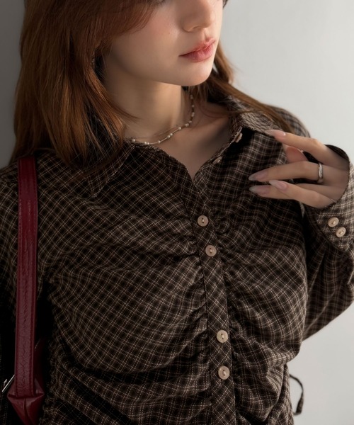mily bilet(ミウィビレット)の「【mily bilet】多ボタンとシャーリングで魅せる。多ボタンシャーリングシャツ(シャツ/ブラウス・レディース・ブラック/ブラウン系1/ブラウン系2・X-LARGE/LARGE/MEDIUM/SMALL)」の17枚目の写真