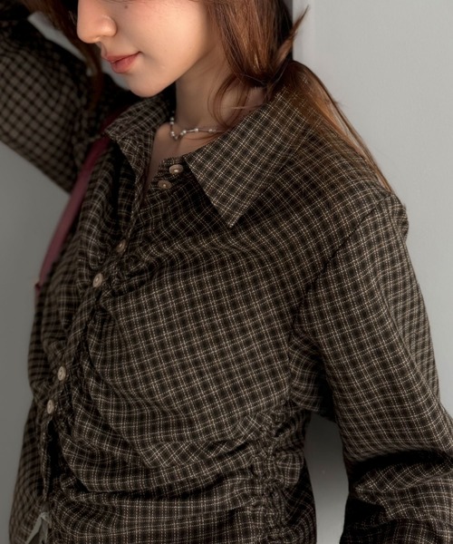 mily bilet(ミウィビレット)の「【mily bilet】多ボタンとシャーリングで魅せる。多ボタンシャーリングシャツ(シャツ/ブラウス・レディース・ブラック/ブラウン系1/ブラウン系2・X-LARGE/LARGE/MEDIUM/SMALL)」の20枚目の写真
