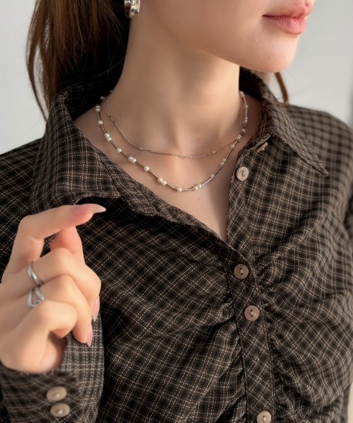 mily bilet(ミウィビレット)の「【mily bilet】多ボタンとシャーリングで魅せる。多ボタンシャーリングシャツ(シャツ/ブラウス・レディース・ブラック/ブラウン系1/ブラウン系2・X-LARGE/LARGE/MEDIUM/SMALL)」の5枚目の写真