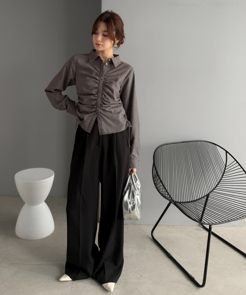 mily bilet(ミウィビレット)の「【mily bilet】多ボタンとシャーリングで魅せる。多ボタンシャーリングシャツ(シャツ/ブラウス・レディース・ブラック/ブラウン系1/ブラウン系2・X-LARGE/LARGE/MEDIUM/SMALL)」の4枚目の写真