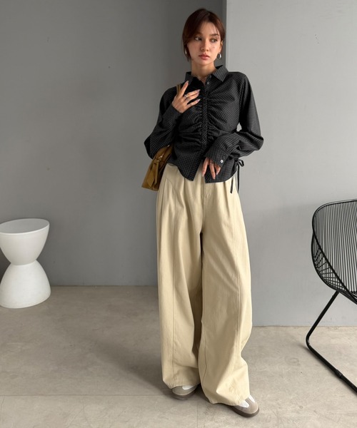 mily bilet(ミウィビレット)の「【mily bilet】多ボタンとシャーリングで魅せる。多ボタンシャーリングシャツ(シャツ/ブラウス・レディース・ブラック/ブラウン系1/ブラウン系2・X-LARGE/LARGE/MEDIUM/SMALL)」の15枚目の写真