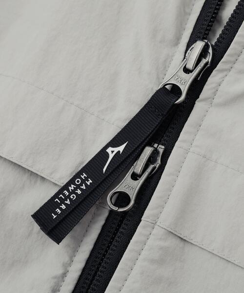 MARGARET HOWELL(マーガレットハウエル)の「RECYCLED NYLON LIGHTWEIGHT RIP STOP BLOUSON(ブルゾン・メンズ・ネイビー系1/グレー系その他・LARGE/MEDIUM)」の9枚目の写真