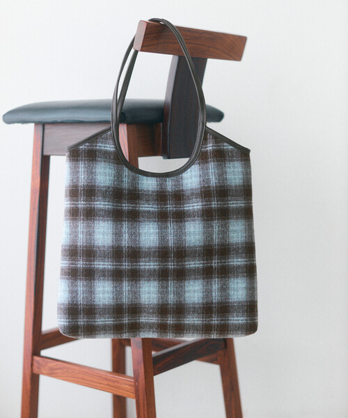 Firsthand（ファーストハンド）の「Firsthand/ファーストハンド チェックパターン パイピングトートバッグ【限定展開】（ハンドバッグ・レディース・キャメル/グリーン/ブルー・ONE SIZE）」の2枚目の写真