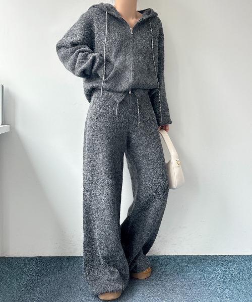 FAVORITO（ファヴォリート）の「ニットフード付きトップスパンツセットアップ（セットアップ・レディース・ベージュ/ブラウン/グレー・F）」の2枚目の写真