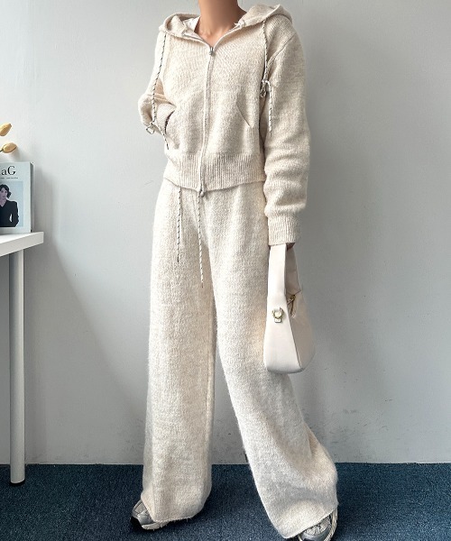 FAVORITO（ファヴォリート）の「ニットフード付きトップスパンツセットアップ（セットアップ・レディース・ベージュ/ブラウン/グレー・F）」の21枚目の写真