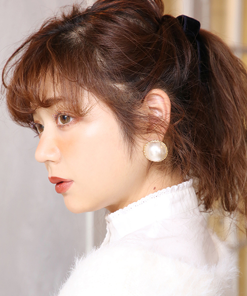 one after another NICE CLAUP（ワンアフターアナザーナイスクラップ）の「大きめパールイヤリング（イヤリング・レディース・ブラック/ブラウン/オフホワイト・FREE）」の2枚目の写真