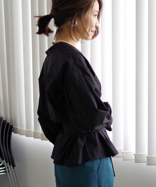 NARACAMICIE(ナラカミーチェ)の「カシュクールボリューム七分袖ブラウス(シャツ/ブラウス・レディース・ブラック・MEDIUM/X-LARGE)」の4枚目の写真