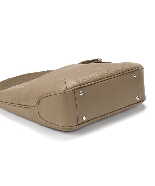 PELLE MORBIDA(ペッレモルビダ)の「MAIDEN VOYAGE(メイデン ボヤージュ)エディターズバック(ショルダーバッグ・メンズ・ブラック/ベージュ/ネイビー・FREE)」の6枚目の写真