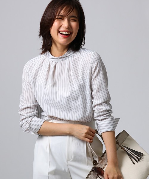 ギャザースタンドネックブラウス