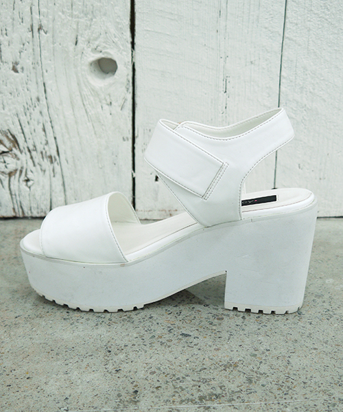 goocy（グーシー）の「【goocy】ボリュームストラップサンダル（サンダル・レディース・ホワイト/ブラック・36/37/38）」の6枚目の写真