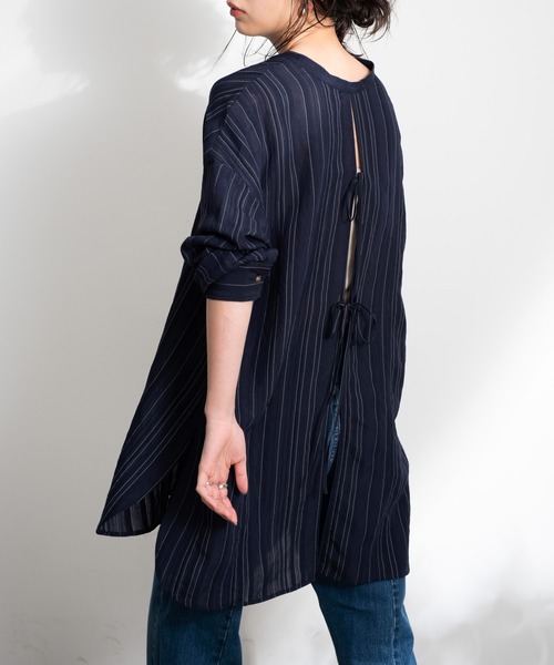 Aunt Marie's(アントマリーズ)の「AUNT MARIE'S シアーストライプバックスリットシャツチュニック(シャツ/ブラウス・レディース・ホワイト/ネイビー/ライトグリーン・FREE)」の3枚目の写真