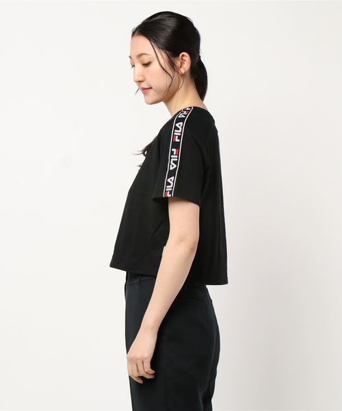 FILA(フィラ)の「【FILA/フィラ】レディースロゴプリントTシャツ/半袖 ショート丈 ロゴテープ スポーティー(Tシャツ/カットソー・レディース・ブラック/ホワイト/レッド・LARGE/MEDIUM)」の4枚目の写真