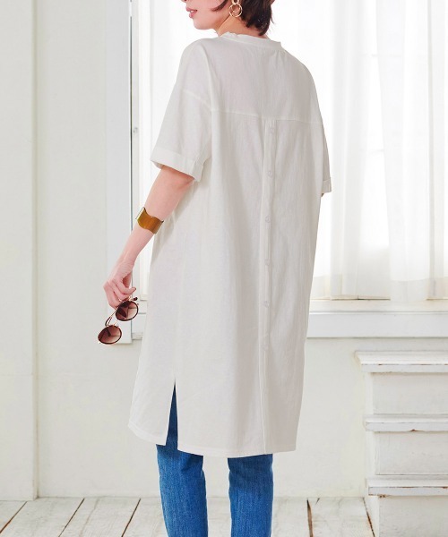 RANAN(ラナン)の「綿100% バックボタンチュニック ビッグシルエット(Tシャツ/カットソー・レディース・サンドグレー/チャコール/オフホワイト/ピンクベージュ/ホワイト系その他/グレイッシュブルー・M/LL/L/3L)」の1枚目の写真