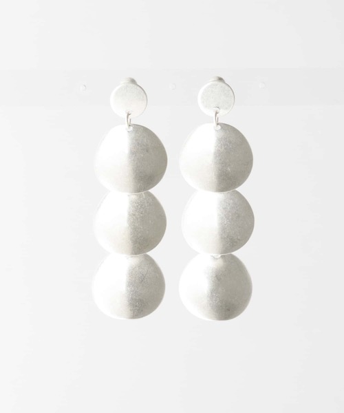 KBF（ケイビーエフ）の「ペタルモチーフピアス（ピアス（両耳用）・レディース・シルバー/ゴールド・ONE）」の2枚目の写真