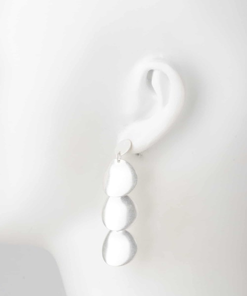 KBF（ケイビーエフ）の「ペタルモチーフピアス（ピアス（両耳用）・レディース・シルバー/ゴールド・ONE）」の7枚目の写真