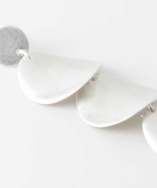 KBF（ケイビーエフ）の「ペタルモチーフピアス（ピアス（両耳用）・レディース・シルバー/ゴールド・ONE）」の9枚目の写真