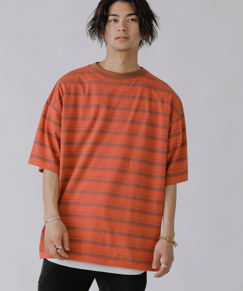 Beno(ビーノ)の「レトロボーダー ワイドモックネック ルーズシルエット Tシャツ(Tシャツ/カットソー・メンズ・ネイビー/オレンジ/ブラウン/グリーン/サックスブルー/オフホワイト・M/L)」の2枚目の写真