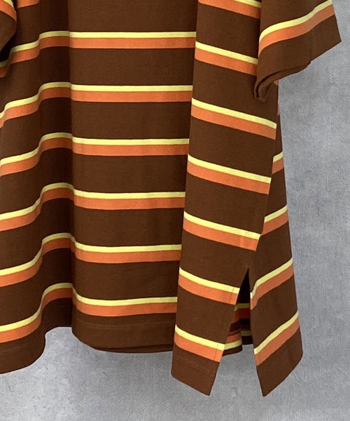 Beno(ビーノ)の「レトロボーダー ワイドモックネック ルーズシルエット Tシャツ(Tシャツ/カットソー・メンズ・ネイビー/オレンジ/ブラウン/グリーン/サックスブルー/オフホワイト・M/L)」の7枚目の写真