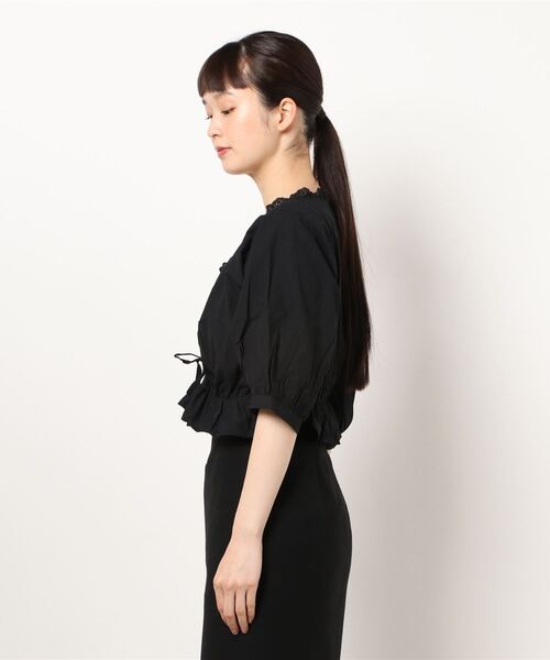 SPINNS（スピンズ）の「Ｖネックフリルギャザーレースブラウス（シャツ/ブラウス・レディース・ブラック/オフホワイト・ONESIZE）」の3枚目の写真