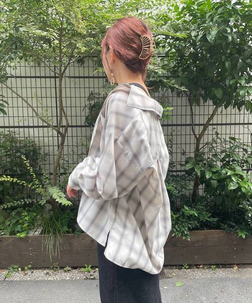 MAJESTIC LEGON（マジェスティックレゴン）の「着回しオーバーシャツ（シャツ/ブラウス・レディース・アイボリー/グレー系その他/ベージュ系その他2・MEDIUM/SMALL）」の17枚目の写真