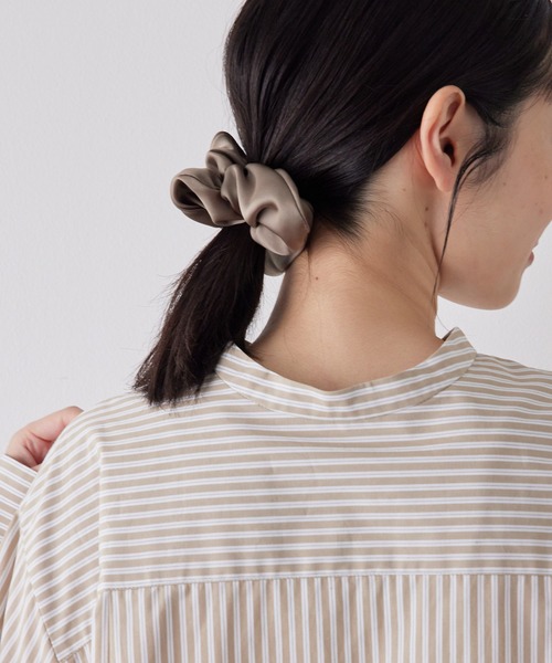 SALON adam et rope'(サロン アダム エ ロペ)の「サテンシュシュ(シュシュ・レディース・チャコールグレー/ブラウン/オフホワイト・FREE)」の3枚目の写真