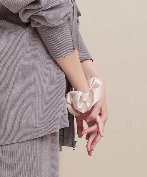 SALON adam et rope'(サロン アダム エ ロペ)の「サテンシュシュ(シュシュ・レディース・チャコールグレー/ブラウン/オフホワイト・FREE)」の1枚目の写真