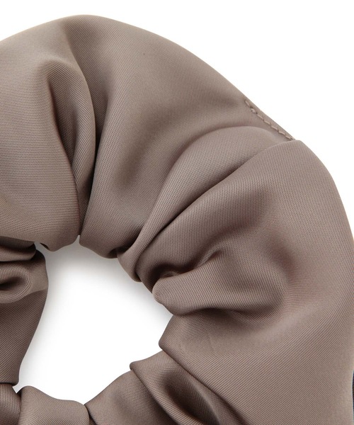 SALON adam et rope'(サロン アダム エ ロペ)の「サテンシュシュ(シュシュ・レディース・チャコールグレー/ブラウン/オフホワイト・FREE)」の5枚目の写真