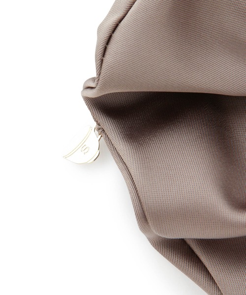 SALON adam et rope'(サロン アダム エ ロペ)の「サテンシュシュ(シュシュ・レディース・チャコールグレー/ブラウン/オフホワイト・FREE)」の6枚目の写真