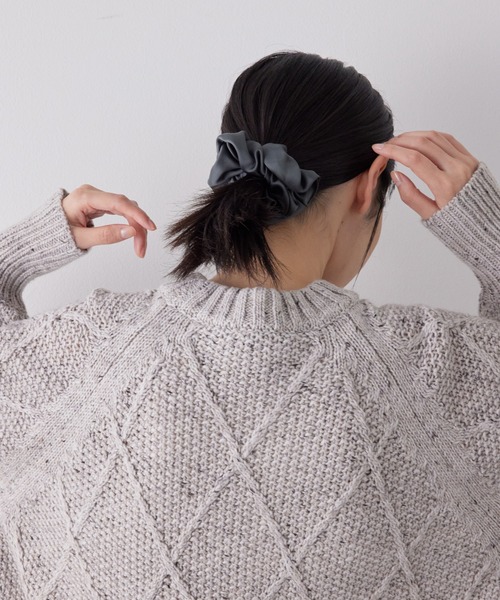 SALON adam et rope'(サロン アダム エ ロペ)の「サテンシュシュ(シュシュ・レディース・チャコールグレー/ブラウン/オフホワイト・FREE)」の10枚目の写真