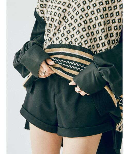 EVRIS（エヴリス）の「ロールアップタックショートパンツ（その他パンツ・レディース・ブラック/ブラウン・SMALL/MEDIUM）」の2枚目の写真