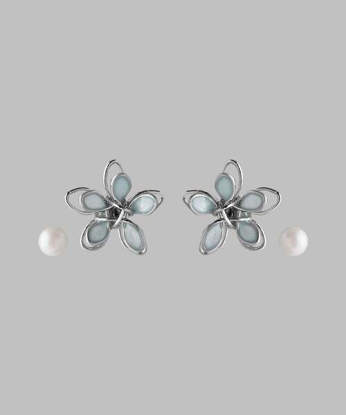 ANEMONE（アネモネ）の「プチフラワー×プチパールピアス[2ペアセット]（ピアス（両耳用）・レディース・ライトグレー/ホワイト/ブルー/ピンク・FREE）」の3枚目の写真