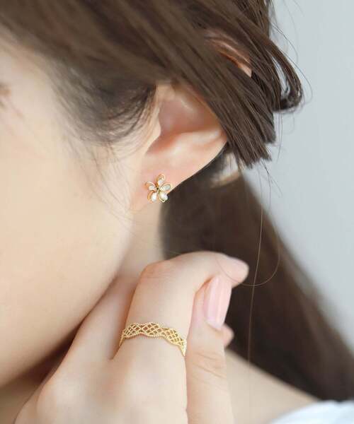 ANEMONE（アネモネ）の「プチフラワー×プチパールピアス[2ペアセット]（ピアス（両耳用）・レディース・ライトグレー/ホワイト/ブルー/ピンク・FREE）」の12枚目の写真